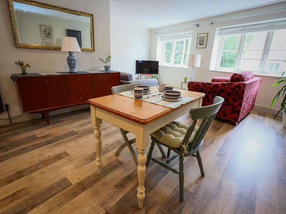Spacious 1-Bed Apartment With Super King Or Twin In Central Charlbury, Cotswolds Esterno foto